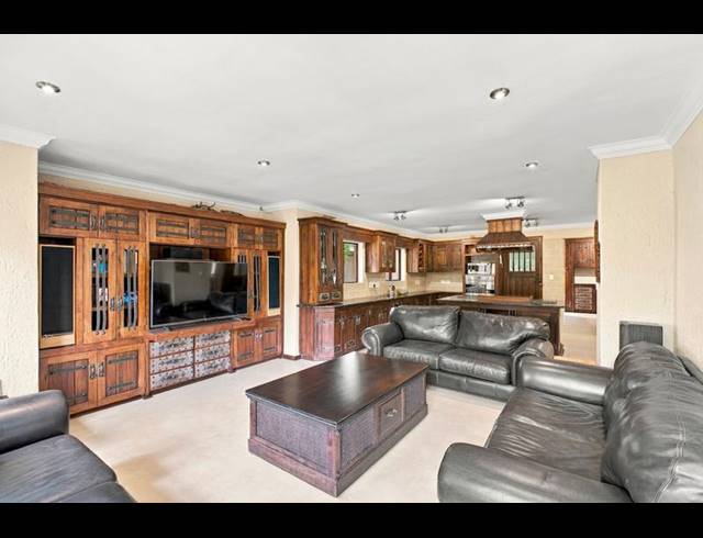 6 BEDROOM HOUSE FOR SALE IN MIDSTREAM ESTATE